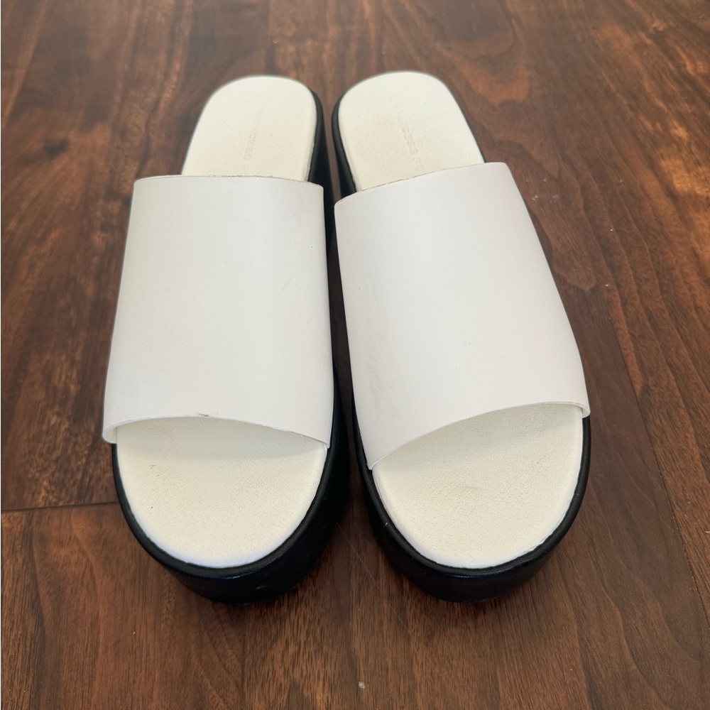 Princess Polly white with black bottom platform sandal - never‎ worn - size 8